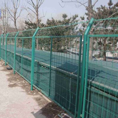 圈地护栏网 镀锌丝浸塑围墙网的应用与内蒙古围场网及勾花网的特点