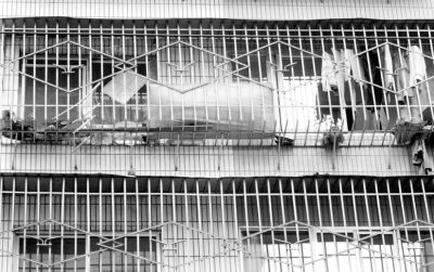 安全与自由的权衡 防护栏为何成为逃生障碍？